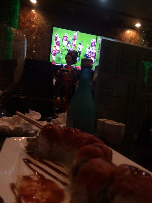 Oh yeah watching the game and eating some sushi .... #yum https://t.co/qyiHSTJ5Pf<a href="/tag/yum"class="tags"><span>#yum</span></a>
