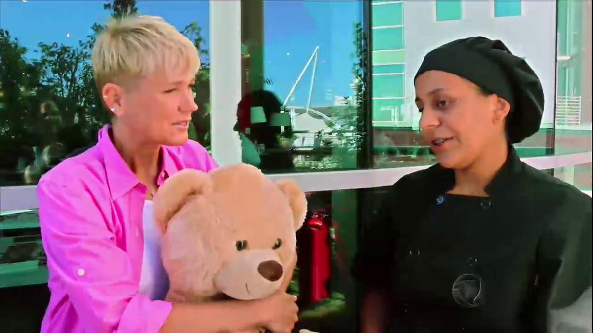 XuxaNaTV's tweet photo. #XuxaNaRecord RT @pgmxuxameneghel: O Toc Toc está internacional! Xuxa foi até Portugal conhecer uma fã #XuxaNaRecord https://t.co/1eIqMHdtpi