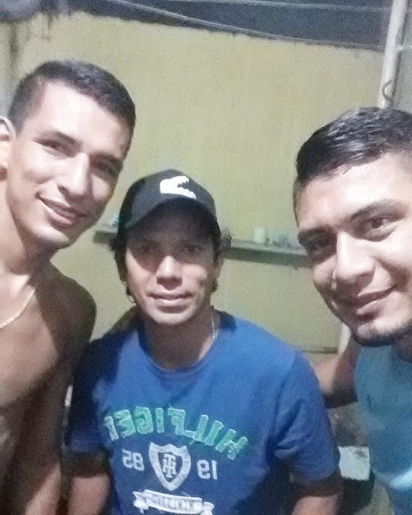 4x4Rosemberg4x4's tweet photo. #Azadito con los leones @Rinbumbai y @CarewGonzalez Q jugadores #Sonsonatefc https://t.co/TrruKEcyW2