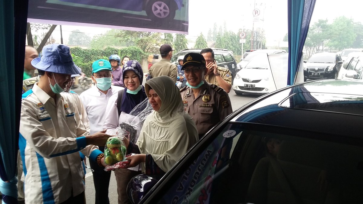 Palembang_Emas's tweet photo. Proses Uji Emisi hanya 2 menit, kendaraan setelah dikoreksi olh tim BLH lanjut pemberian souvenir&amp;ditempel striker https://t.co/6V1mljKWVT