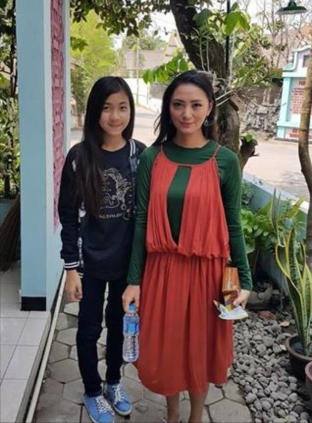 regina_fio's tweet photo. Umi Pipik &amp; Tante Dela
Bismillah 🎬 
#latepost👍 https://t.co/KgxkehPYR0