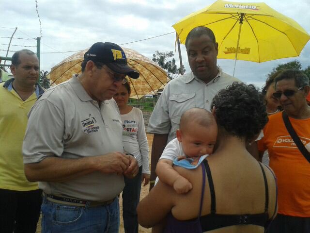 AvilioTroconiz's tweet photo. Humillan a madres venezolanas pidiéndoles la partida de nacimiento del bebé para comprar pañales #MaduroSaqueador https://t.co/H5EGIcZIGJ