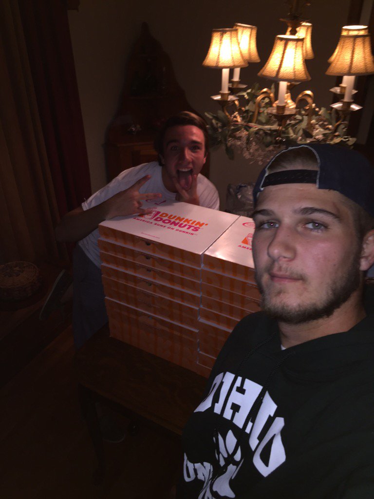 stillstandingMH's tweet photo. If you love Dunk Donuts, this is an easy decision. Bring 3$ tomorrow, accepting money up till 11:30! https://t.co/fOiSRHIQsq