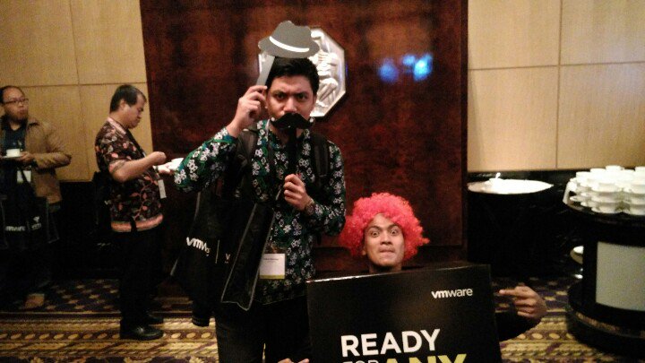 fatwarachman's tweet photo. Poto sama masko #vmwareID yg gokil di #vForum2015 https://t.co/uN5MNafG9I