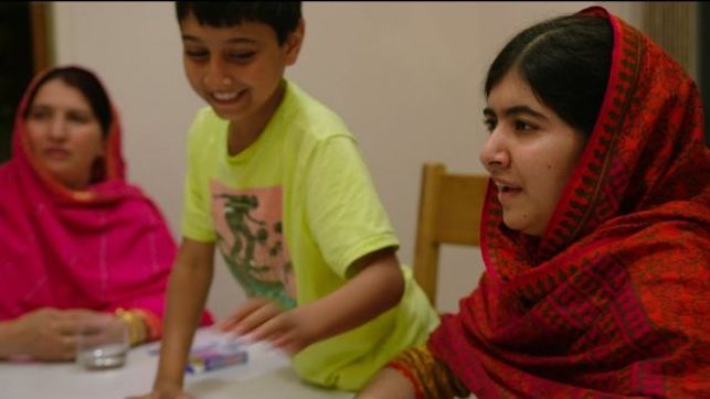 eldiarioes's tweet photo. 'Él me llamó Malala', la cara B de la activista a la que no logró callar una bala https://t.co/ra0Dl1JBn1 https://t.co/XeVVth2pXj