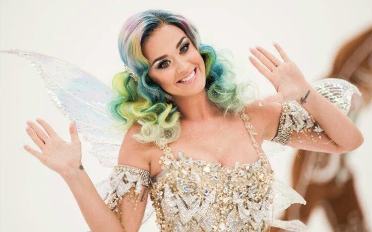 MexicoKatycats's tweet photo. Katy Perry - H&amp;M Holiday Campaign #EDIAH  via: @smackutwice 🎄🎁 https://t.co/Oszn9WR9p5
