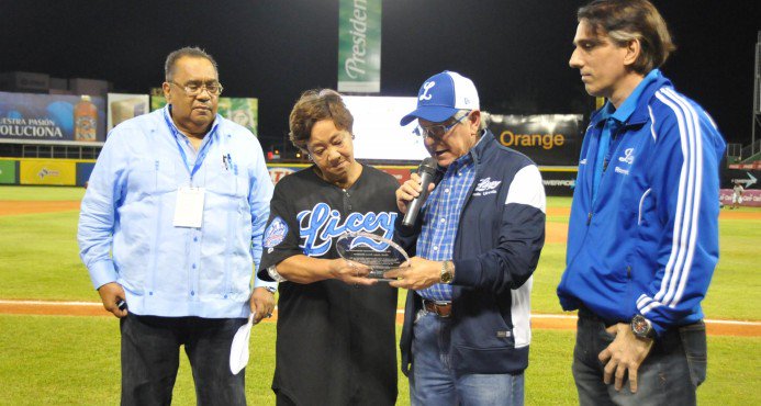 DiarioLibre's tweet photo. Licey recordó a Juan Nova Ramírez en el partido de esta noche https://t.co/62wVp7bURF https://t.co/qtnPA4Ft85