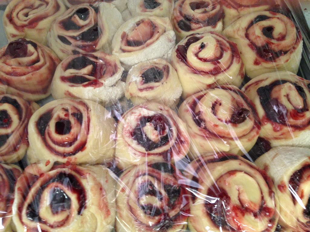 vmacmac's tweet image. Breakfast #CinnamonRollSunday #thebakefeed