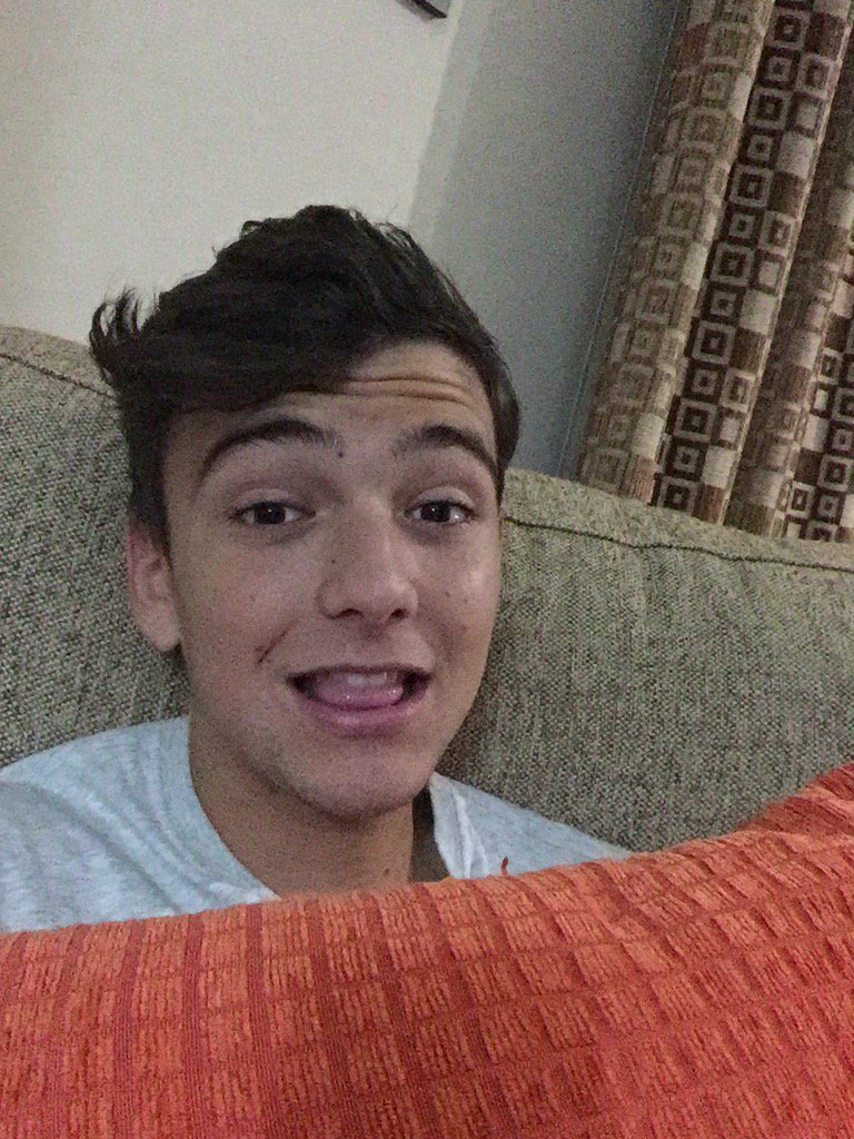 DaniRep's tweet photo. Mientras el PC cocina 12 videazos voy a ver una bonita serie 😝 https://t.co/K9CNHLTOah