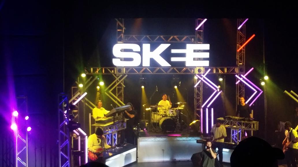 IdentifyLa's tweet photo. Absolutely LOVING tonight's set! @SKEETV  @jakemiller @BlackViolin @SnoopDogg #moremusicmondays #identifyla https://t.co/Eos8HE3DaO