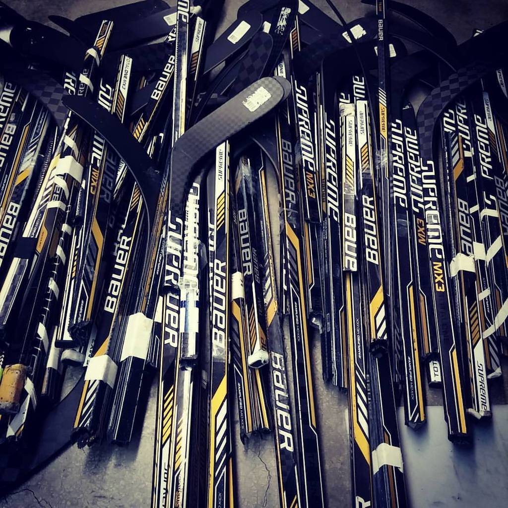 integralhockeyo's tweet photo. Lots of work to do! Mostly pro stock with lots of MX3’s in there too! #brokentwig #brokenstick #bauer #MX3 #prostoc… https://t.co/MzaWbXPHkv