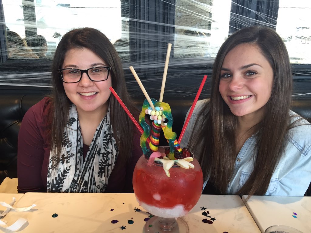 grmanno's tweet photo. Sugar factory to celebrate Nikki's birthday!😍🍭👑🎉1️⃣7️⃣💗 #happyalmostbday #sissy #bestfriend #2moredays #weluvcandy https://t.co/fpoAQwlfI4