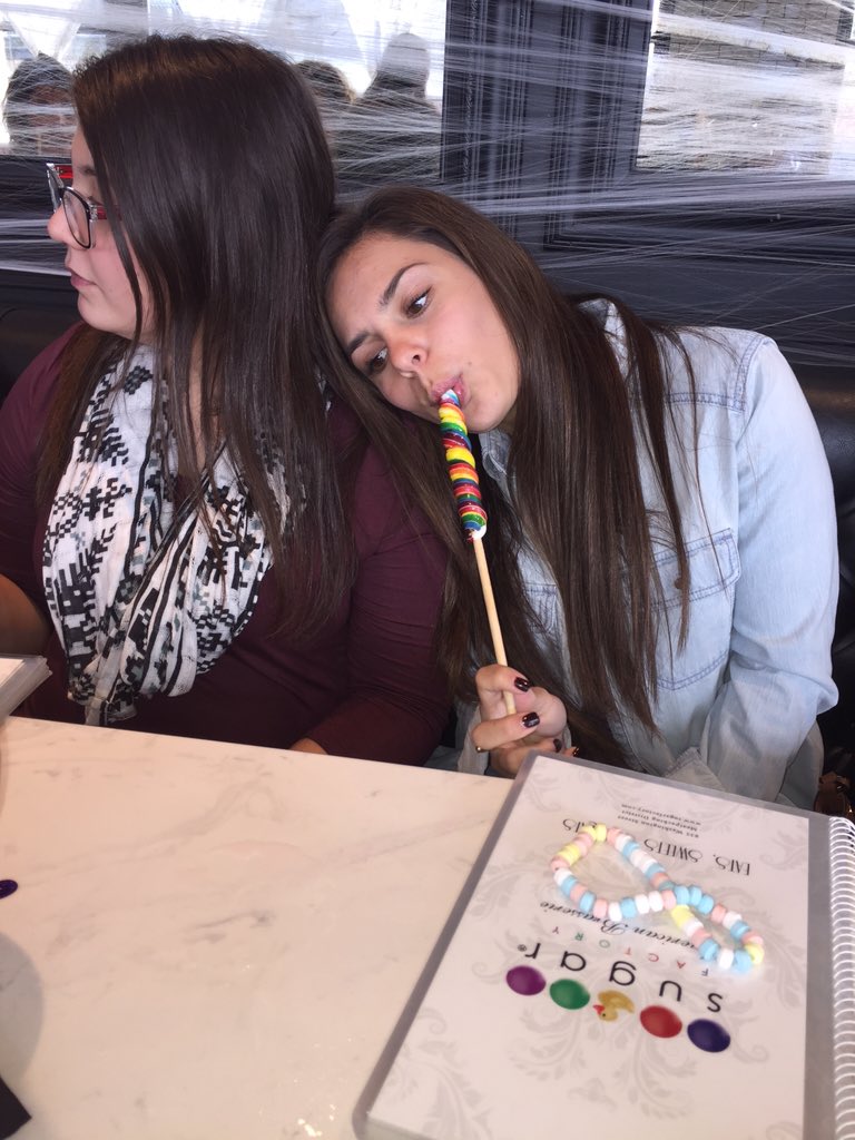 grmanno's tweet photo. Sugar factory to celebrate Nikki's birthday!😍🍭👑🎉1️⃣7️⃣💗 #happyalmostbday #sissy #bestfriend #2moredays #weluvcandy https://t.co/fpoAQwlfI4
