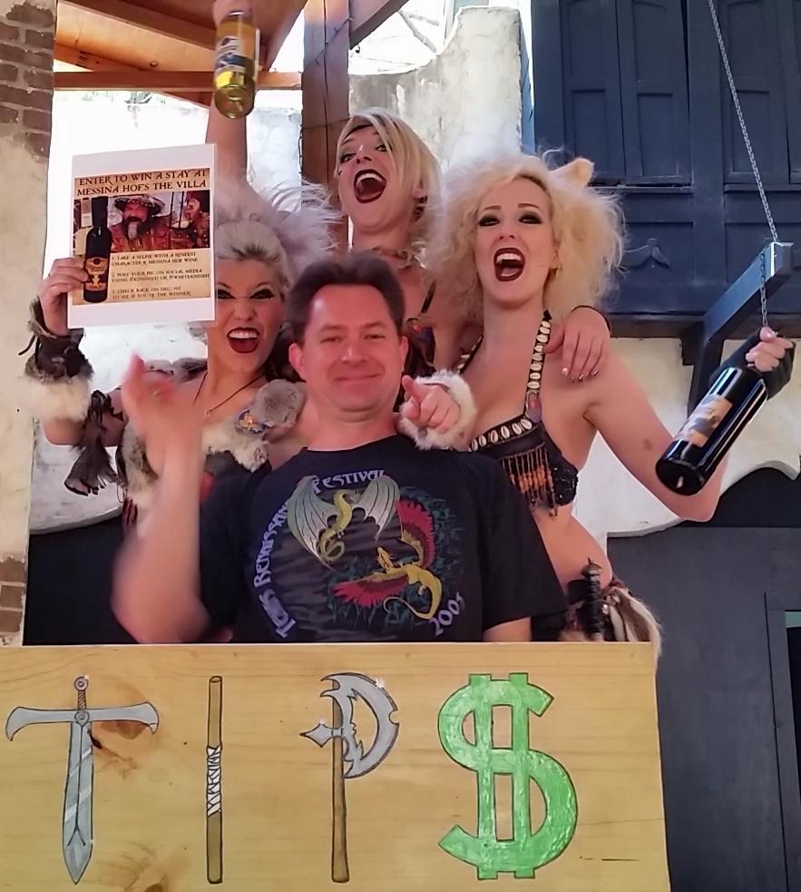 Michaelcx's tweet photo. #BarbarianBombshells! w #MessinaHOF for the #TexRenFest #SelfieContest #KingsRed #WhiteKnight #BadAssWomen! #Halo ♡ https://t.co/VQkXLDPxhY