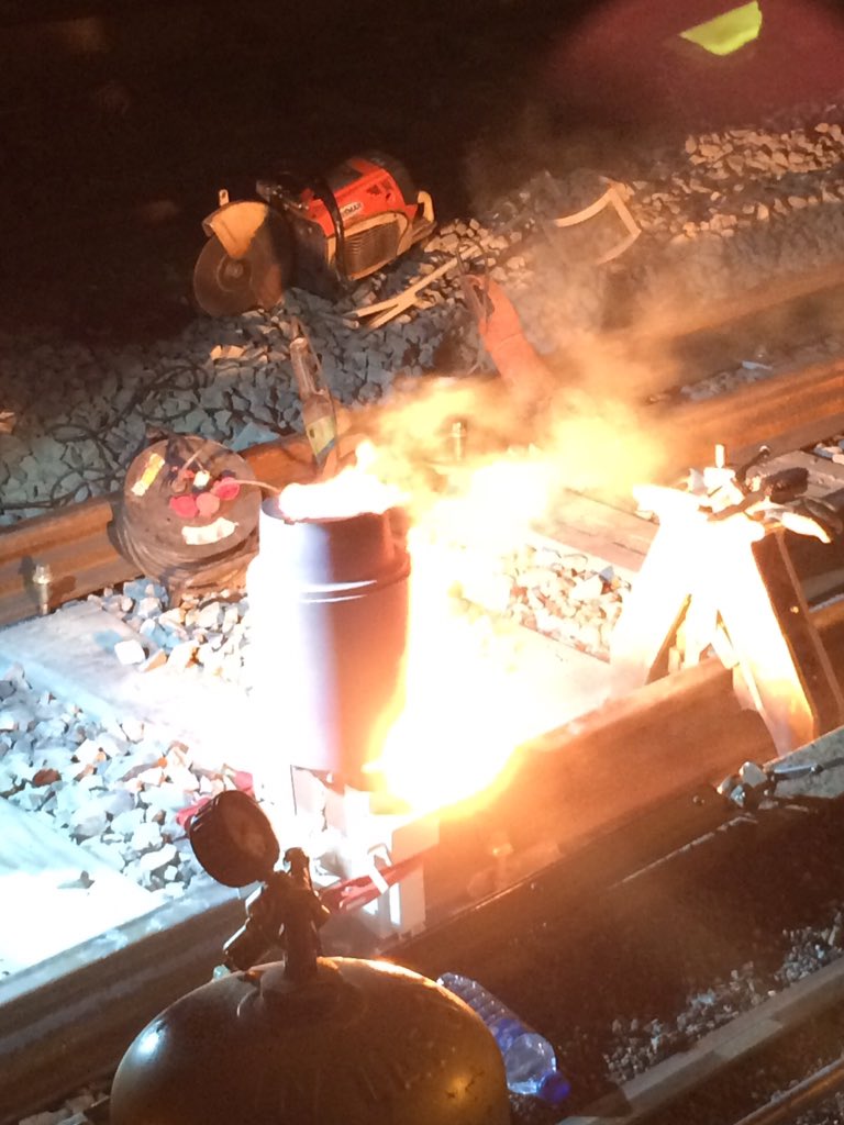 banban_ilogSA's tweet photo. Suite et fin de cette soudure alumino. #WorkPicBattle #PhotoSNCF @SNCF @SNCFReseau #fireworks https://t.co/IehoUXUbC6