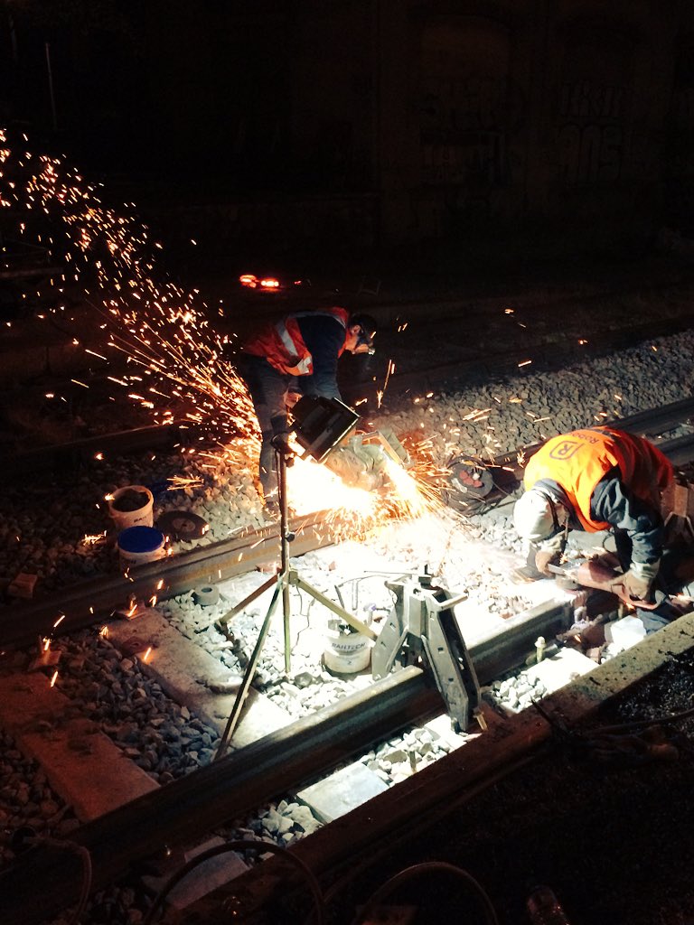 banban_ilogSA's tweet photo. Suite et fin de cette soudure alumino. #WorkPicBattle #PhotoSNCF @SNCF @SNCFReseau #fireworks https://t.co/IehoUXUbC6