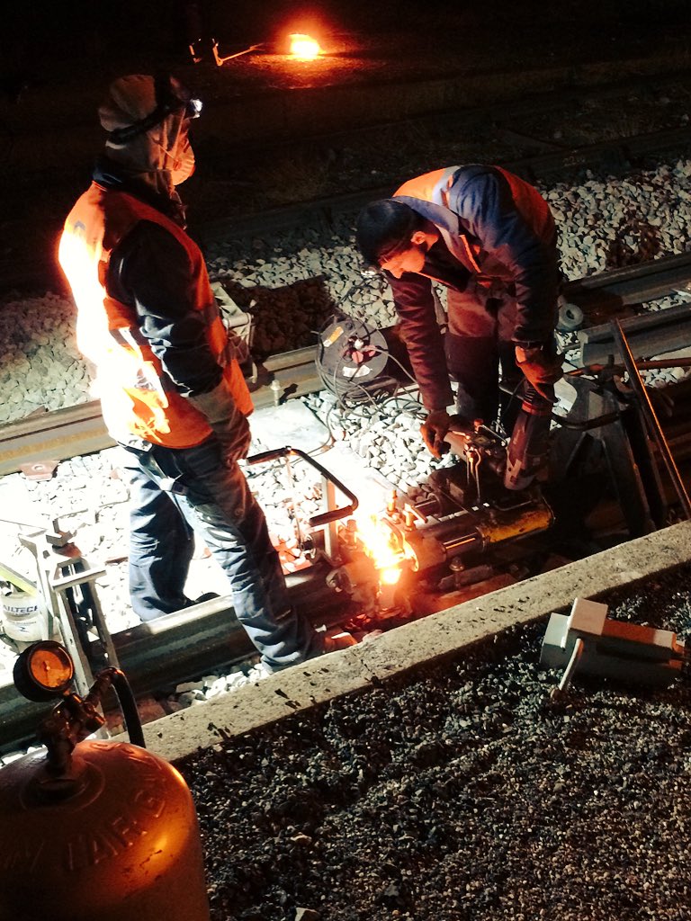 banban_ilogSA's tweet photo. Suite et fin de cette soudure alumino. #WorkPicBattle #PhotoSNCF @SNCF @SNCFReseau #fireworks https://t.co/IehoUXUbC6