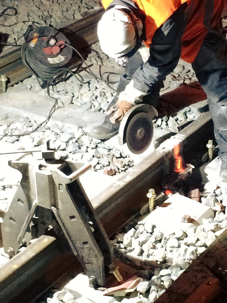 banban_ilogSA's tweet photo. Suite et fin de cette soudure alumino. #WorkPicBattle #PhotoSNCF @SNCF @SNCFReseau #fireworks https://t.co/IehoUXUbC6