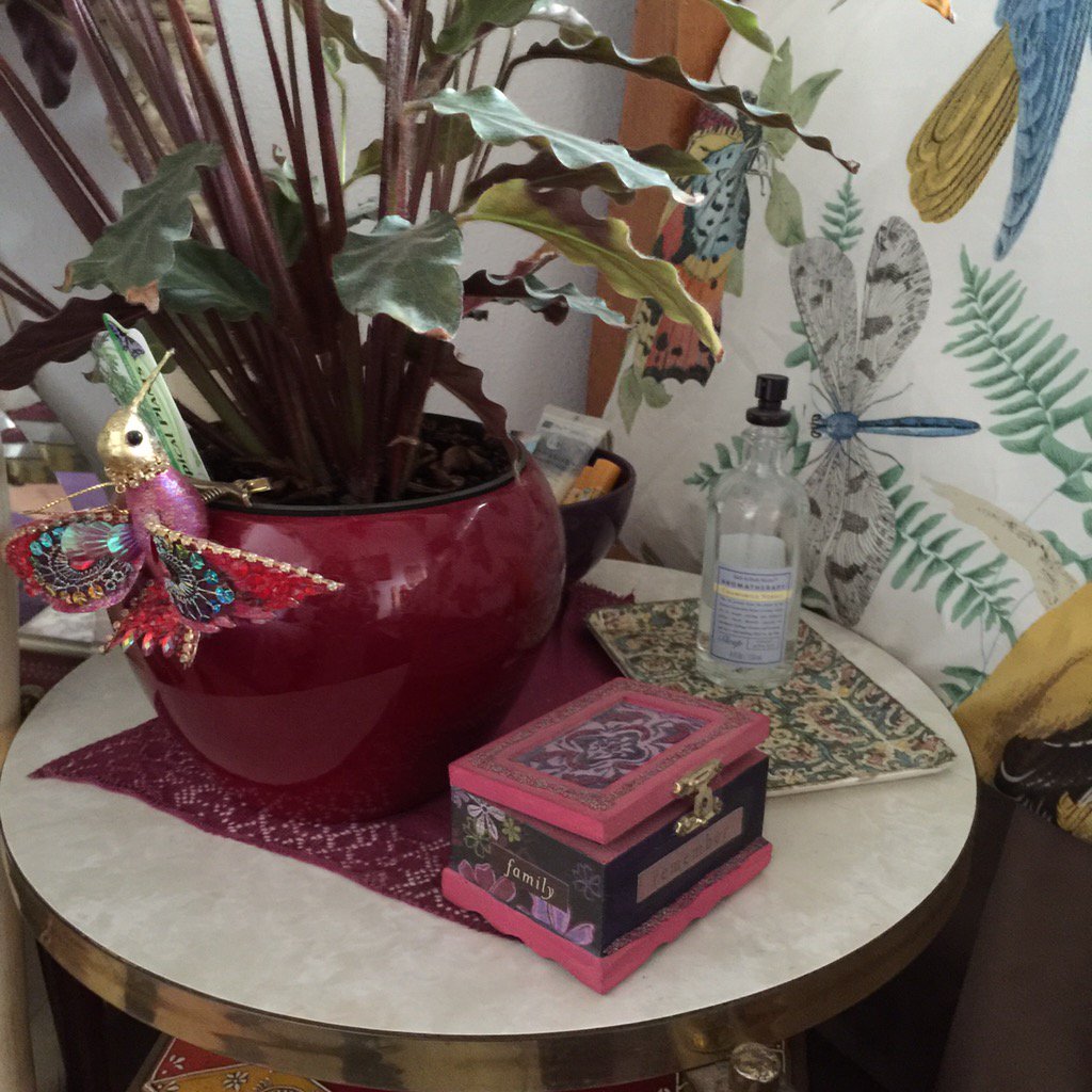 MarionMandala's tweet photo. Transformation Tip😊. Try using light and dark combinations for a nice contrast. #LivingInteriorsDesign https://t.co/fAiAciyACu