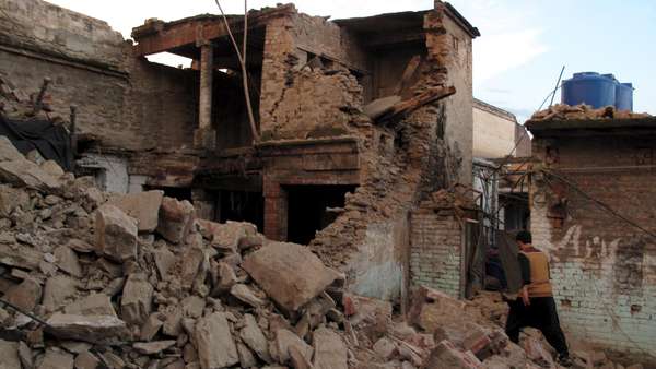 detikcom's tweet photo. Warga Pakistan: Gempa 7,5 SR Bikin Gedung Bergoyang, Rasanya Surga Runtuh https://t.co/ZgejSYfQ3V https://t.co/W6wPN68Egv