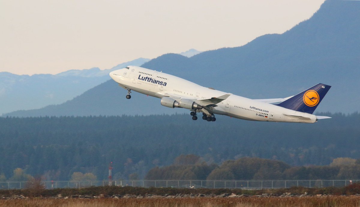 Kent_YVR's tweet photo. .@lufthansa #DABVU #Boeing #747 departure @yvrairport
2) Early climb w/ blues of #Vancouver 's #NorthShore mtns https://t.co/wIH1kDTF3X