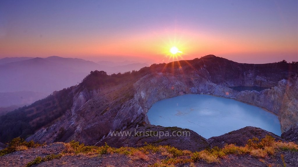 kristupa's tweet photo. Good morning from Mt Kelimutu, Ende, East Nusa Tenggara, Indonesia
@FotograferNet Hunting Series 2015 #FNhunting https://t.co/ftSlisCCsv
