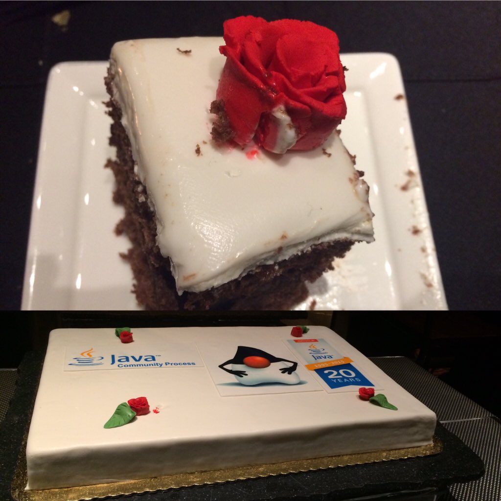 MrowcaKasia's tweet image. Priorities 😄 #JavaOne #cake #java20years