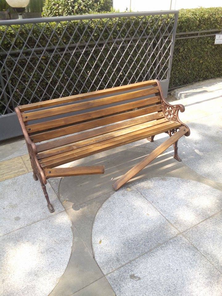 Kursi di jl.riau, baru sebulanan udh patah lagi. Ini dipake duduk apa latian silat sih ==' cc: kang <a href="/ridwankamil/">Ridwan Kamil</a>