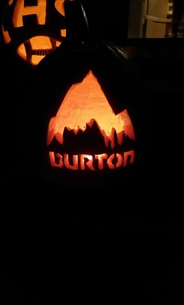 Dylan_Jahnz's tweet photo. Happy Halloween! 🏂🏂🏂 @burtonsnowboard https://t.co/qD35LOlkpP