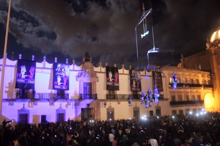 ZacatecasTravel's tweet photo. Nubes iluminadas por la luna y lleno espectacular en Plaza de Armas para despedir el #FITC2015 con Trance Express! https://t.co/v1nX8kBk6F