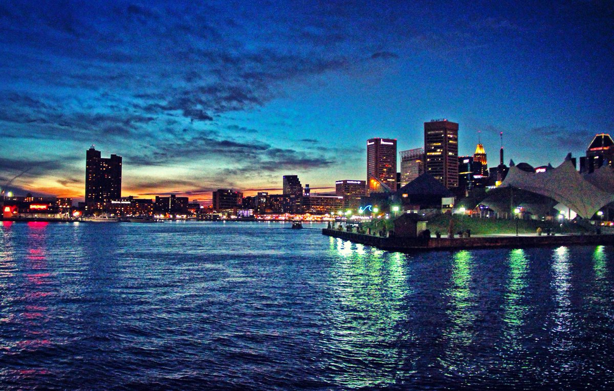 MariaPedregosa's tweet photo. Atardeciendo... Lugares con encanto!! #Baltimore #city #sunset #night  #lights #USA https://t.co/pUOXHWB6DJ