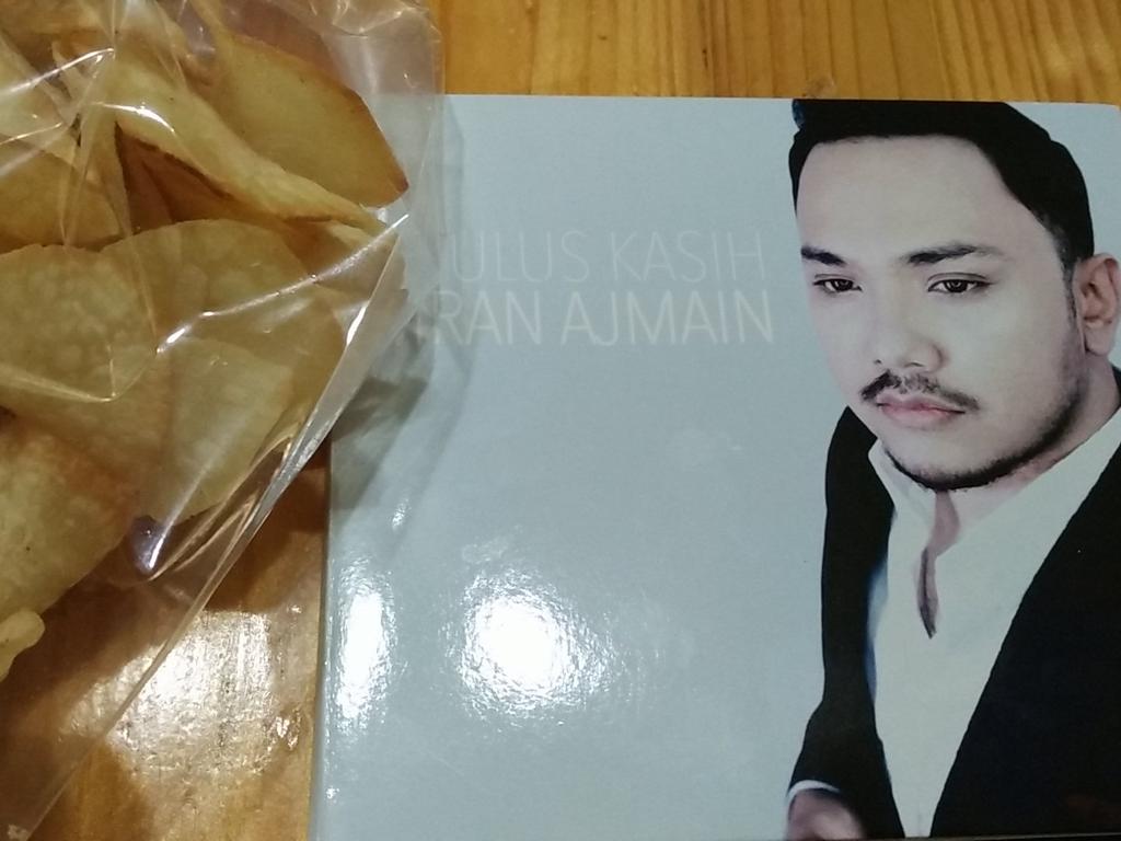 mamahani's tweet photo. Snacking and listening to this album #setuluskasih by @imranajmain and on repeat mode rindu sangat! πππ https://t.co/IYHP6UynWq