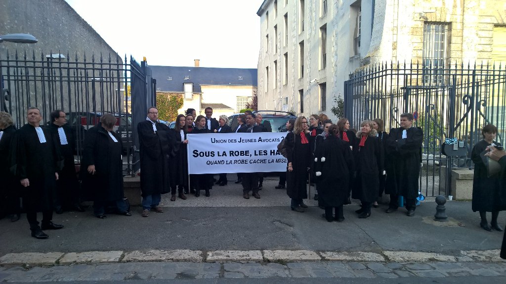 barreauchartres's tweet photo. Le tribunal de grande instance de Chartres bloqué depuis ce matin. https://t.co/k3K6i8Rqr3