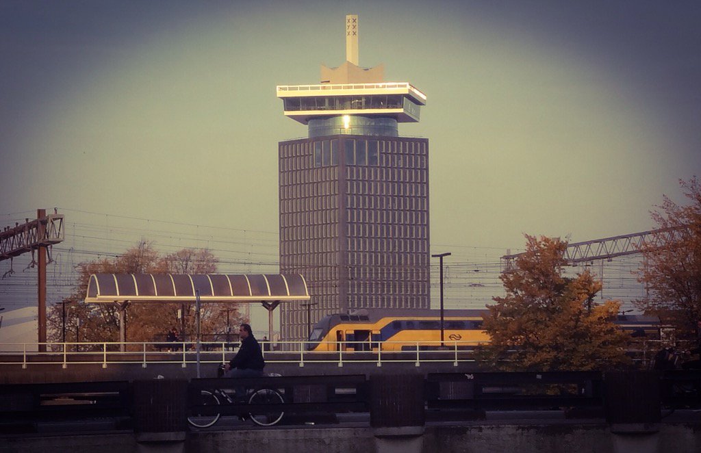 Mokums's tweet photo. De kop zit erop. #shelltoren Amsterdam Noord https://t.co/xuEai7YIZW