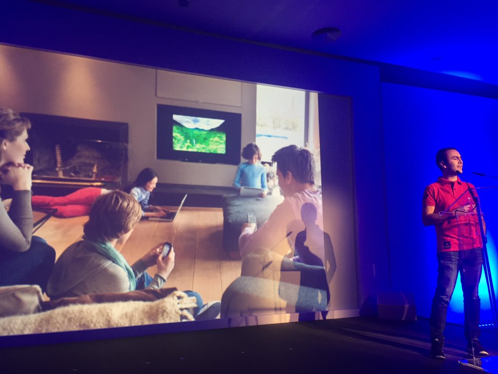 jpiedrahita's tweet image. Enrique Burgos de @CocaCola_es ahora en evento #marketingmovil #PureMobile2015.Fotos by #Galaxys6edge @SamsungEspana