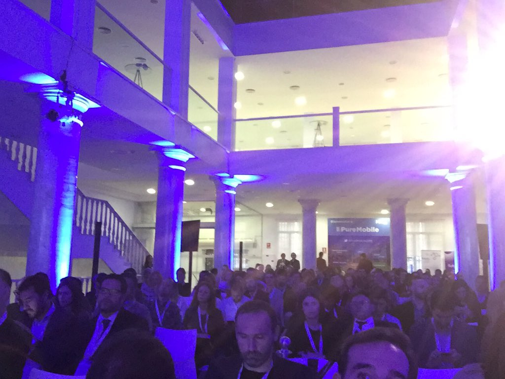 jpiedrahita's tweet image. Enrique Burgos de @CocaCola_es ahora en evento #marketingmovil #PureMobile2015.Fotos by #Galaxys6edge @SamsungEspana