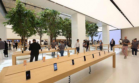 TimeOutDubai's tweet photo. PICTURES: Inside the first #AppleStore to ever open in the UAE #Dubai https://t.co/fuU9EFGWy4 @MallofEmirates https://t.co/cxHCnQiyAi