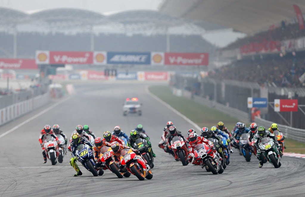 Metro_TV's tweet photo. [Populer] 80 Ribu Pasang Mata Saksikan Insiden Rossi vs Marquez di Sepang https://t.co/J0NeHgR0JX https://t.co/BrvEwUU3iI