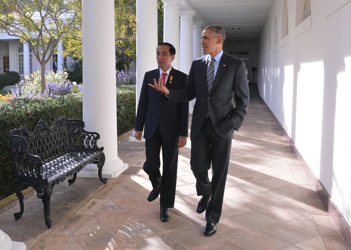 Setelah pertemuan kami yang bermanfaat, Presiden Obama mengajak menyusuri Rose Garden yang bersejarah -Jkw