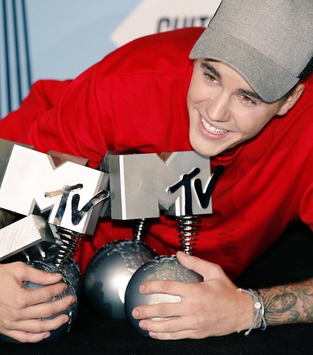 biiebervocals's tweet photo. JUSTIN WON:
-BEST LOOK
-BIGGEST FANDOM
-BEST NORTH AMERICAN ACT
-BEST COLLABORATION
-BEST CANADIAN ACT
-BEST MALE
🙌🏼 https://t.co/NktvFeKKqx