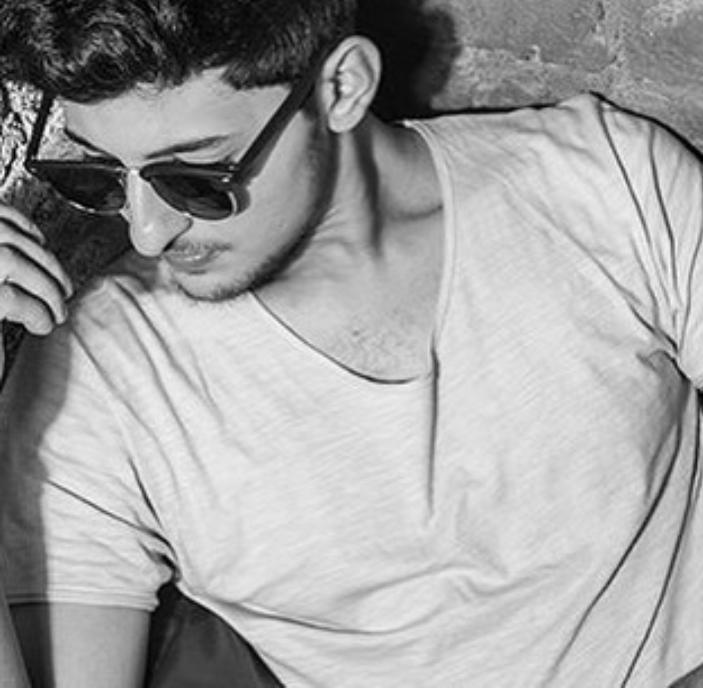 raval_shreya's tweet photo. Haar khushi mil jaye toh
Da du ma tuja
Kue ki tum he ho
Mari jindagi
@DarshanRavalDZ
#MissingUDR
#ComeBackOnTwitter https://t.co/n8d8OuEXS6