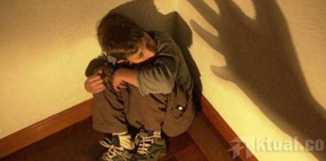 Папа совратил. Насилую маму дома. Маму силой. Насилую маму дома. Сцены кунилингуса в фильмах.