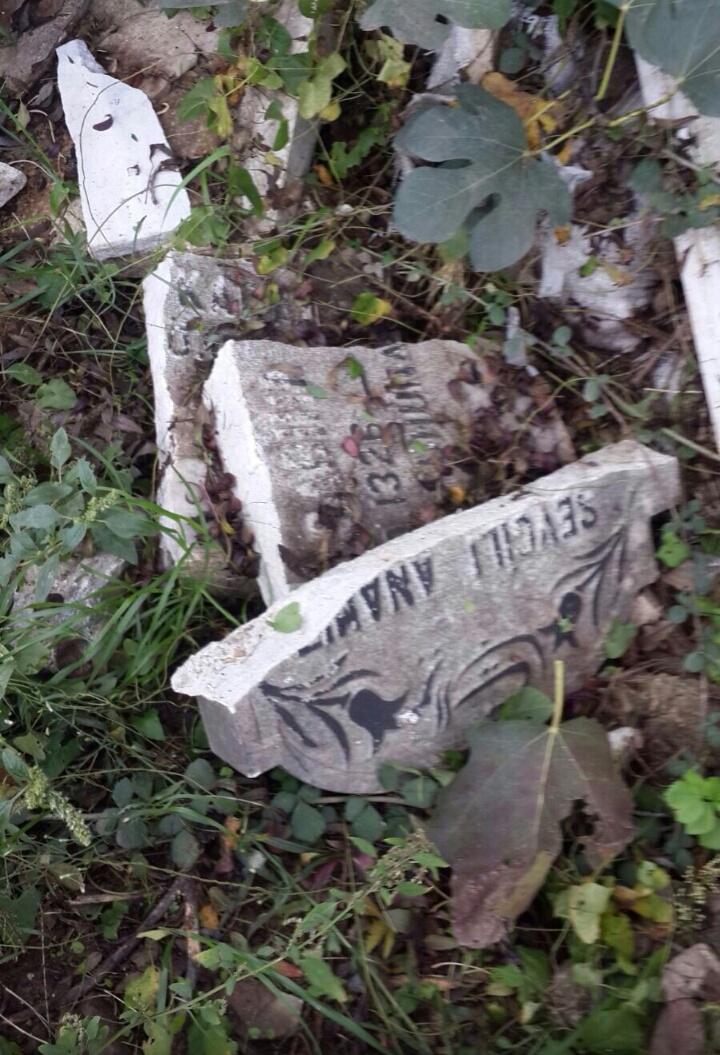 Guney178's tweet photo. RANT İÇİN MEZAR YAĞMASI
#TaşYapı #Koşuyolu'na GökdelenYapmakİçin #Karacaahmet'te işbaşında
https://t.co/8wXj8sPt88 https://t.co/5NviNfDePY