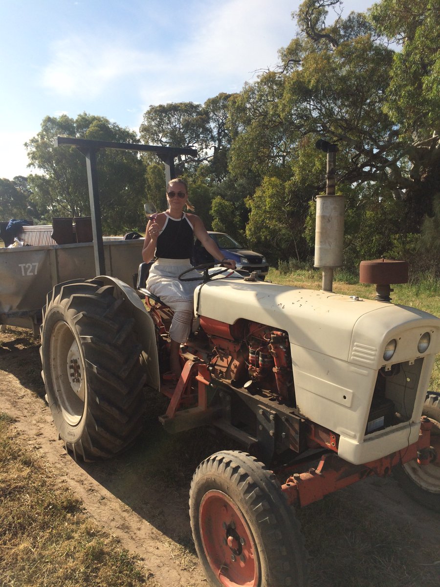 TimWildmanMW's tweet photo. 2nd stop on Bozzie’s #TractorTour Chanticleer Shiraz @Bosworthwines @mclaren_vale #JBT15 @maya_samuelsson https://t.co/4iQ28JN3SZ