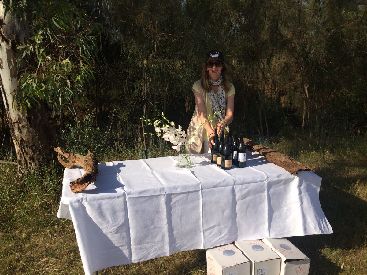 TimWildmanMW's tweet photo. 2nd stop on Bozzie’s #TractorTour Chanticleer Shiraz @Bosworthwines @mclaren_vale #JBT15 @maya_samuelsson https://t.co/4iQ28JN3SZ