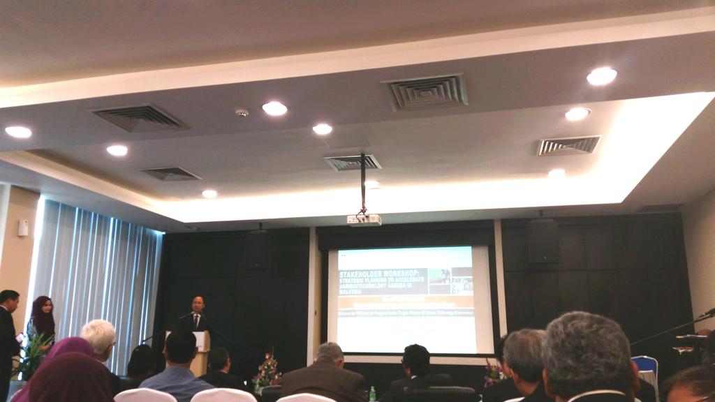 sveltesagacious's tweet photo. YBM @WTangau diprgrm ke5 utk hari ini; StakeholderWorkshop; accelerating agribiotechnology agenda in Msia #mosti2015 https://t.co/eGaxXWRvIz
