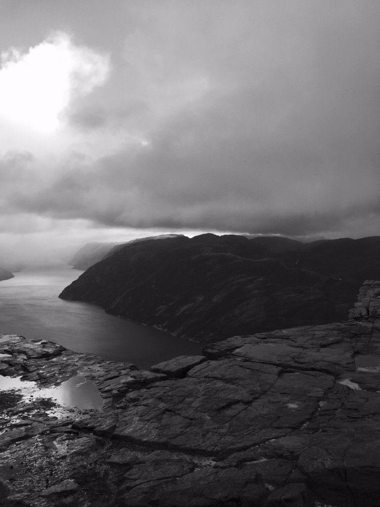 JankaRom's tweet photo. Vakre #Lysefjorden sett frå #Preikestolen https://t.co/GvsQheBYYq