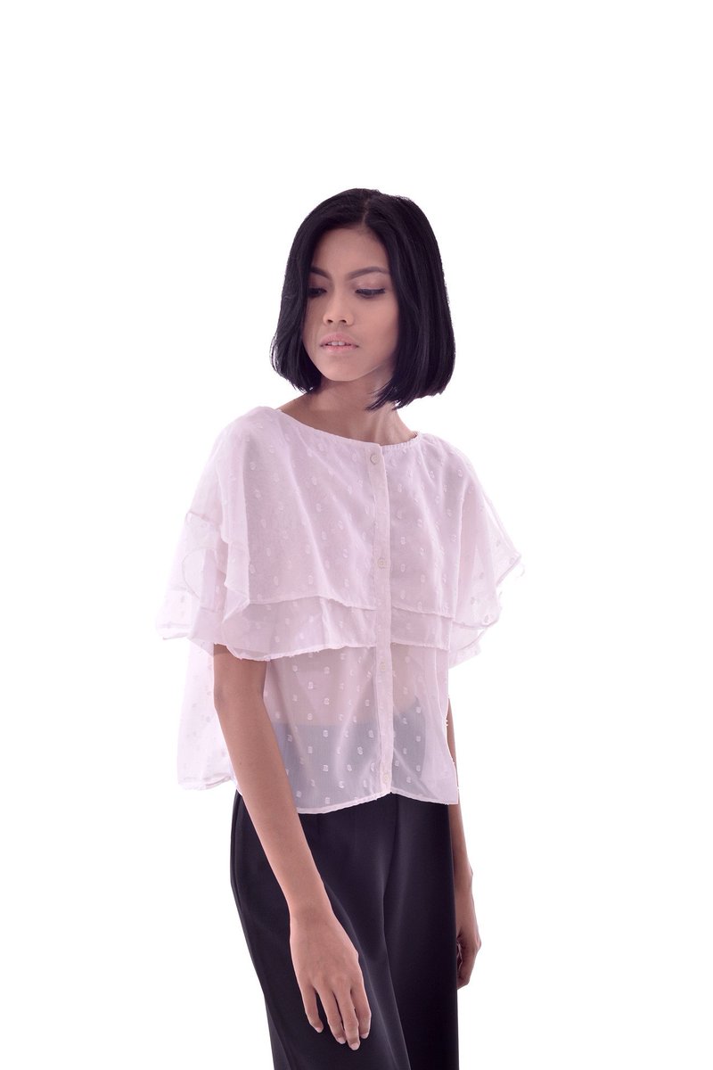 Cakravala_'s tweet photo. LES RICHES WHITE HARPER TOP >> https://t.co/I0sdo1qS6V
#cakravala #lesriches #localbrand #fashion #ootd https://t.co/aJX0G1YxkV