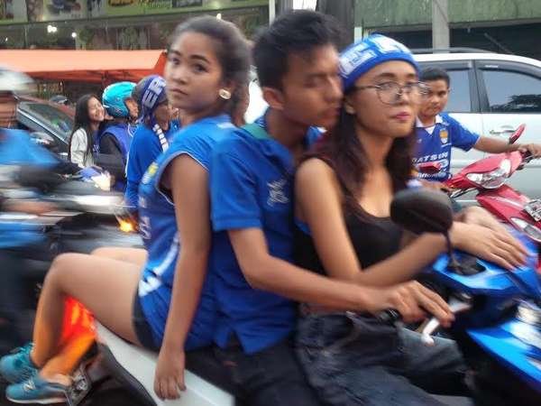 detikcom's tweet image. Polisi Tak akan Izinkan Lagi Bobotoh Konvoi Pakai Motor de.tk/V2r5Tc