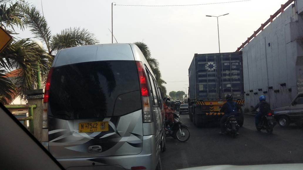 aditboyd's tweet photo. @e100ss gimana ini di dpn jembatan layang bungurasih .. tolong di tertibkan pak polisi yg terhormat .. bikin macet https://t.co/Dz29kUbqfX